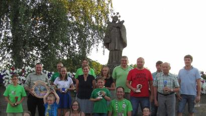 Bild: sck
Die Sieger der Vereinsmeisterschaft im Gewehr-, Luftpistolen- und Bogenschießen mit den Gewinnern von Sachpreisen und den neuen Würdenträgern. Jochen Wittmann trägt die Königskette zum dritten Mal in Serie und darf sich jetzt Schützenkaiser nennen.