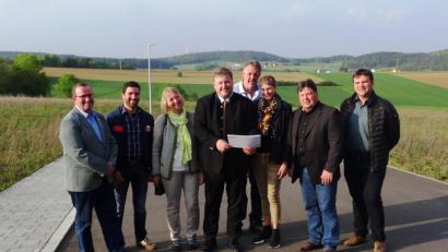 Bild: jp
Vor kurzem wurde die Kastler Gewerbegebietserweiterung II am sog. Kastler Hochhaus abgeschlossen. Die ersten Unternehmen starten nun auf ihren voll erschlossen Grundstücken die Bauarbeiten.
Der Kastler Marktrat- mit Bürgermeister Stefan Braun (mitte) freute sich über das neue ausbaufähige Gewerbegebiet.