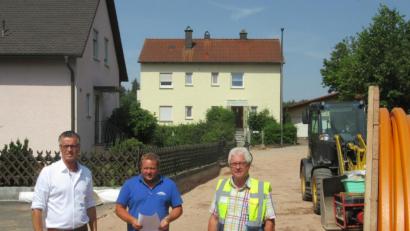 Bild: fg
Stippvisite von Ort in der Moosweiherstraße. Im Bild von links Bürgermeister Hermann Falk ,Polier Christian Wallner und Erhard Obendorfer von Seuss-Ingenieure.