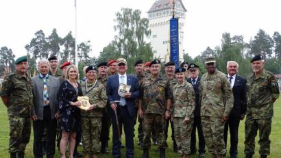 Bild: nbu
Der Markt Freihung, die Reservistenkameradschaft und weitere Institutionen verabschiedete den scheidenden Bataillonskommandeur des US-Partnerschaftsverbandes 18. CSSB, LtCol Jonathan W. Meisel. Im Hintergrund der Wasserturm, das Wahrzeichen des US-Truppenübungsplatzes Grafenwöhr. Im Bild vorne von links: Oberstleutnant d.Res. Werner Gebhard, Übersetzer Franz Zeilmann, Kim Meisel, LtCol Jonathan Meisel, Bürgermeister Norbert Bücherl, Stabsfeldwebel d.Res. Gerhard Lindthaler, Colonel Michele K. Donahue (Kommandeurin 16. SB), BSB-Bezirksvorsitzender Horst Embacher, Command Sergeant Major Frank M. Graham jr. (16. SB), stellvertretender Bezirksvorsitzender Richard Glombitza, Feldwebel d.Res. Hans Rötzer