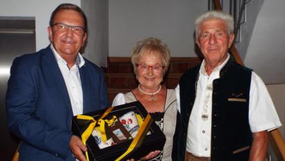 Bild: e
Bürgermeister Martin Preuß (links) gratulierte Johann und Paula Moosburger in Paulsdorf zur Diamanthochzeit.