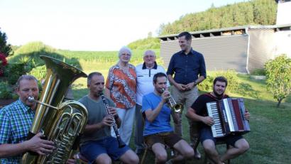 Bild: ds
Das Jubelpaar Erika und Erhard Weber freut sich mit Bürgermeister Roman Berr und vielen Gästen über die Lieder des Kirchenchors sowie über die volkstümliche Musik der Kirchenreinbacher Spitzboum.