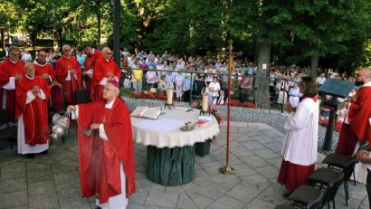 Bild: gf
Nach einführenden Worten von Pater Seraphin Broniowski (ganz rechts) eröffnete Bischof Rudolf Voderholzer am Samstag das Bergfest.