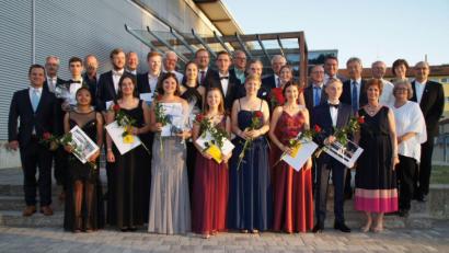 Bild: sir
Die Abschlussschüler mit einem Schnitt von 1,5 und besser sowie die mit einem Ehrenpreis ausgezeichneten Absolventen freuten sich mit den Ehrengästen über ihren Erfolg. Schulleiterin Petra Weindl (vorne rechts) geht in Ruhestand.