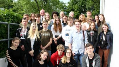 Bild: lg
Bürgermeister Heinz Weigl begrüßte zusammen mit Schulleiter Ludwig Pfeiffer (Hintergrund) Schüler und Lehrkräfte aus Prag sowie ihre Oberviechtacher Gastgeber.