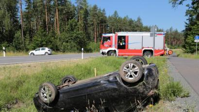 Bild: dmra
Die Feuerwehr Schnaittenbach sichert und reinigt die Unfallstelle an der B14.