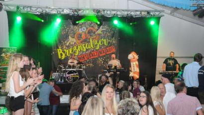 Bild: bey
Die "Brez'nsalzer" sorgten im Festzelt der Feuerwehr Pleystein am "Tag der Betriebe" für tolle Stimmung. Der einfache Bretterboden vor der Band wirde zum höchst beanspruchten Tanzparkett.