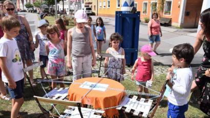 Bild: bö
Die Kinder haben den geometrischen Mittelpunkt genau mit einem Fadenkreuz gefunden - da ist unsere Heimat