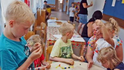 Bild: sön
Die Kinder durften Armbändern, Halsketten und Fußkettchen aus Glasperlen basteln.