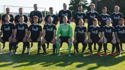 Bild: dob
Jede Menge Neue haben die drei Mannschaften des TV Vohenstrauß: (Hintere Reihe von links) Markus Wildenauer (sportlicher Leiter), Pascal Liebl, Michael Singer, Tobias Hölzl, Michael Rösch (Trainerteam), Michael Gottfryd, Max Forster, Heydar Mohammed (beide vereinslos), Stefan Mitlmeier, Zainalabdeen Abdulazeez (beide eigene Jugend), Alexander Thomas (vereinslos), Bernd Reil (Trainer 2. Mannschaft), Uli Münchmeier (Vorsitzender); (vordere Reihe von links) Michael Reil, Manuel Zäch, Tobias Hartung (vereinslos), Daniel Bäumler, Dominic Kummer, Korbinian Franz, Lukas Gruber, Michael Mayr (Letztere drei aus der eigenen Jugend), Sarhad Said (vereinslos). Auf dem Bild fehlen Daniel Kederer, Daniel Bergmann, Tomas Gita, Lorenz Weig und Xaver Mittelmeier (Letztere beide aus eigener Jugend).