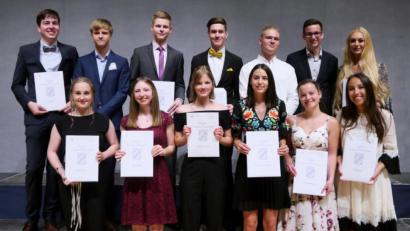 Bild: pmen
13 Schüler des Augustinus-Gymnasiums erzielten ein "echtes" Einser-Abitur. Einen Schnitt bis 1,5 erreichten Lena Sollfrank (1,0; erste Reihe, von links), Hanna Träger (1,5), Annalena Utecht (1,4), Barbara Schmucker (1,5), Christina Münch (1,5), Esther Banki (1,2), Lucas Ott (1,5; ) sowie (zweite Reihe, von links(, Julian Schmid (1,0), Daniel Hys (1,2), Quentin Loew (1,0), Laurin Berger (1,4), Lukas Bacher (1,5) und Sophia Schuller (1,4).