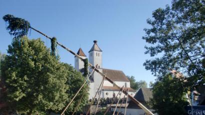 Bild: aub
Vor der Kulisse der Perschener Pfarrkirche hievten die Burschen den Kirwabaum in die Senkrechte. Bei der Hitze am Freitag stellte das keine leichte Aufgabe dar.
