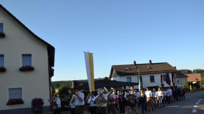 Bild: gi
Die Vereine ziehen mit den Moosbacher Musikanten in die Dorfkirche, um den Namenstag von Johannes dem Täufer zu feiern.