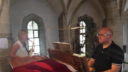 Bild: jzk
Walter Thurn und Franziska Minnameier spielen beim Prüfungsgottesdienst zwei Musikstücke.