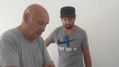 Bild: rpp
Hans Kaiser zeigt das Entdeckeln der Waben.