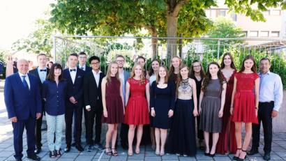 Bild: do
16 Abiturienten glänzen mit einem Notendurchschnitt zwischen 1,0 und 1,5. Unser Bild zeigt von links Schulleiter Peter Schobert, Moritz Füßl, Studiendirektorin Dagmar Mense, Leonard Hieke, Jonas Brosch, Daniel Zhou, Samira Fischer, Michael Schecklmann, Katharina Wolf, Christiane Dötsch, Sabine Meier, Katrin Gumann, Olivia Ruthenbeck, Alica Schmid, Riccarda Hieke, Thea Ferber, Linda Bauer, Janne Junkawitsch und Oberstufen-Koordinator Robert Kreuzer.