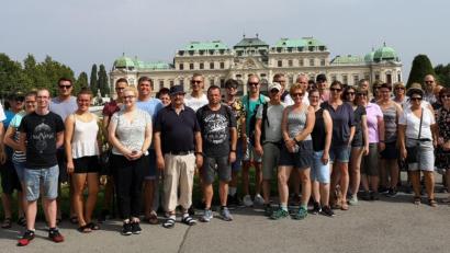 Bild: mde
Drei erlebnis- und kulturreiche Tage hatten die Reisenden beim Vereinsausflug der Feuerwehr Kemnath nach Wien. Das Gemeinschaftsbild der 38 Ausflügler entstand bei der Besichtigung des Schlossgartens Belvedere.