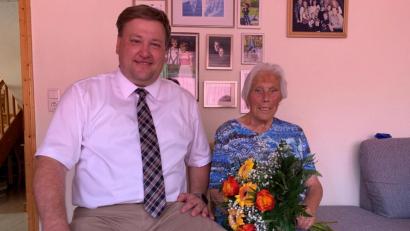 Bild: aun
Bürgermeister Stefan Braun gratuliert Anna Geitner zum 85. Geburtstag.