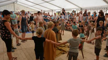Bild: jr
Die Mädchen und Buben des Konnersreuther Kinderhauses nahmen Noah und seine Familie in die Mitte, am Ende wurden alle vor den Fluten gerettet.