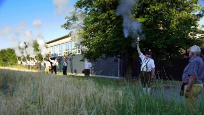 Bild: bkr
Zweiter Bürgermeister Josef Hecht (rechts) gibt das Zeichen für den Startschuss zum dritten Bürgerfest.