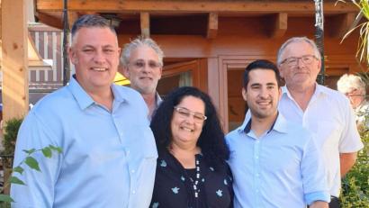 Bild: exb
Roland Magerl, Tom Braun, Claudia Marino, Stefan Löw und Max Grundstein (von links) bilden den neuen AfD-Bezirksvorstand.