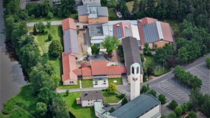 Bild: twi
Der Blick aus der Luft vermittelt einen Eindruck des Geländes der Grund- und Mittelschule Wernberg-Köblitz.