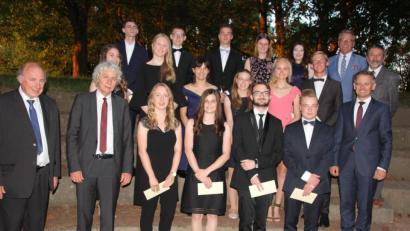 Bild: kro
Die 15 besten Abiturienten des Stiftland-Gymnasiums, die mindestens eine 1,5 schafften, mit Schulleiter Georg Hecht (links), Landrat Wolfgang Lippert, MdL Tobias Reiß, Bürgermeister Franz Stahl und Oberstudienkoordinator Wolfram Strehl (rechts).