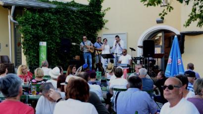 Bild: bey
Die Besucher von "Klassik am Tor" genießen böhmische Klänge bei angenehmen Temperaturen.