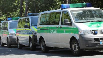 Bild: Wolfgang Steinbacher
Auf dem Felixberg bilden die Einsatzfahrzeuge der Bereitschaftspolizei am Freitag eine lange Schlange.