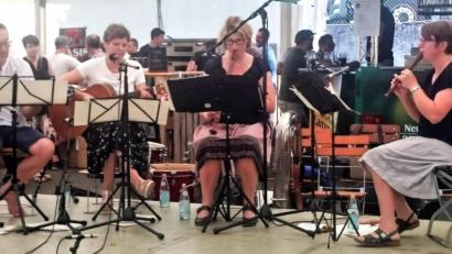 Bild: no
"Pfiffkas", die Gruppe aus der Gemeinde Birgland, gibt ihr Debut mit (von links) Alfred Gnahn, Agnes Hollweck, Agnes Guggenberger und Sandra Maderer.