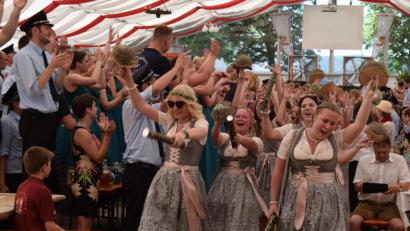 Bild: bnr
Durch das Defilee der Festdamen und Ehrengäste werden alle Vereine mit Applaus begrüßt. Die Festdamen aus Iffelsdorf kennen keine Müdigkeit.