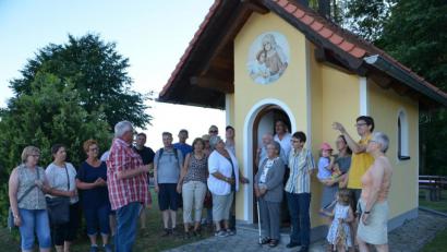 Bild: dob
Die Schönbergerkapelle auf der Anhöhe über Kaimling ist ein richtiges Glaubensjuwel und Anlaufpunkt für viele Wanderer. Der Ökumenische Arbeitskreis mit Rudolf Großmann (Vierter von links) wusste viele Details über dieses Kirchlein.