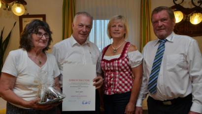 Bild: dob
Landwirtschaftsmeister Alois Lukas aus Tröglersricht (Zweiter von links) wurde von Kreisobmann Josef Fütterer und Kreisbäuerin Josefine Kick (von rechts) zum Ehrenortsobmann ernannt. Lukas' Ehefrau Martha (links) erhielt ein Geschenk.