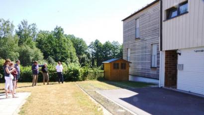 Bild: bkr
Architekt Karlheinz Beer (Dritter von rechts) erläutert die Hintergründe, warum bei der Erweiterung des Wohnhauses 34 die Entscheidung auf Holzbauweise gefallen war.