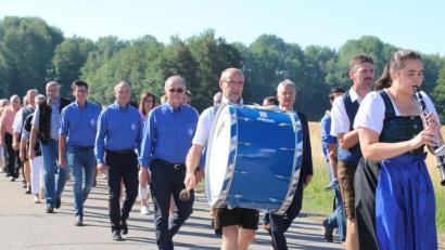 Bild: ral
Der Jubelverein auf dem Weg zum Sportplatz.