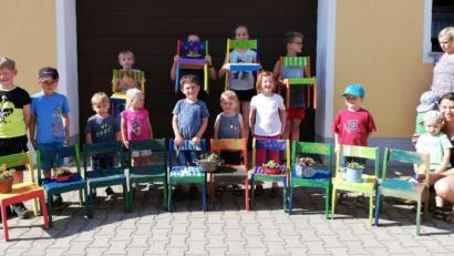 Bild: exb
Der Phantasie waren beim Bemalen der kleinen Stühle keine Grenzen gesetzt. Als Gartendeko kommt noch ein bepflanzter Topf mit Hauswurz dazu.