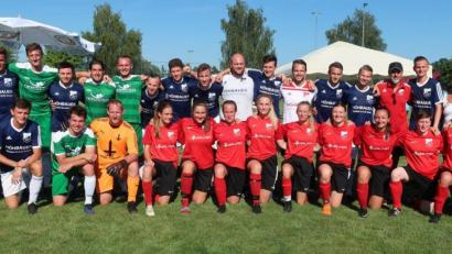 Bild: Hirsch
Der SC Luhe-Wildenau (blaue Trikots) gewann das Bezirksfinale um den Erdinger Cup gegen den TSV Stulln (grüne Trikots) mit 3:2. Auch die Damen des SC Luhe-Wildenau (rote Trikots) kamen ins Endspiel, unterlagen dort aber dem TSV Aufhausen mit 0:2.