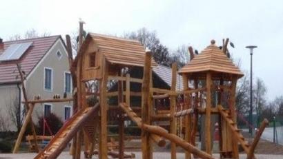 Bild: exb
Der Spielplatz am Dorfanger ist fertig. Während des Dorffestes wird er gesegnet und in Betrieb genommen.