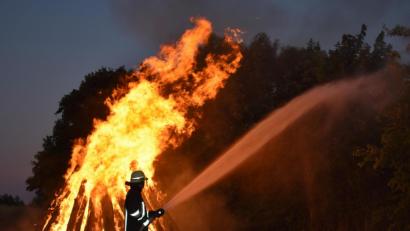Bild: rgr
Feuerwehrmitglieder bewässern den Platz rund um das Johannisfeuer, so dass Gäste bedenkenlos feiern können.
