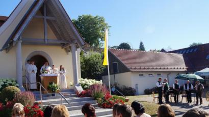 Bild: weu
Pfarrer Markus Urban stellte in seiner Predigt zum „Hansenfest“ des Kapellenvereins den Patron der Kapelle, Johannes den Täufer, heraus. Die Dieterskirchener Sänger (im Hintergrund, rechts) umrahmten musikalisch.