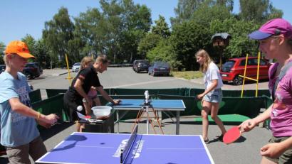 Bild: frd
Bei der Neuauflage des Sandradlfestes hatte die Langeweile keine Chance. Zahlreiche Aktivitäten waren für die Besucher möglich, unter anderem konnte auf kleinen Platten Tischtennis geübt werden.