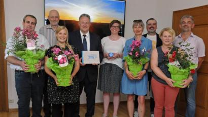 Bild: usc
Anstelle von Urkunden gab es Rosenstöcke für die ersten Förderprojekte „Richtlinie Nachhaltigkeit“ im Landratsamt (von links): Bernhard Hinteregger (Vorsitzender CSU Auerbach), Klaus Riede (CSU Auerbach), Melanie Hahn (Leiterin Umweltstation Ensdorf), Landrat Richard Reisinger, Regionalmanagerin Maria Regensburger, Barbara Ströll (Ökomodellregion Amberg-Sulzbach/Amberg), Marco Kleindienst (Darwin Communication) sowie Silke Haller und Bürgermeister Roger Hoffmann (Gemeinde Poppenricht).