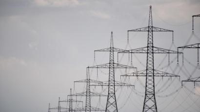 Bild: dpa
2700 Haushalte in Floß, Störnstein und Theisseil sind am Sonntagvormittag ohne Strom. Schuld ist ein defektes Kabel unter der Staatsstraße.