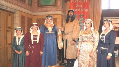 Bild: lg
Das Pfalzgrafenpaar (Michael Hellmuth und Silke Biegerl) mit Gefolge im historischen Schlosssaal der einstigen Wittelsbacher Residenz, wo heuer die 37. Neunburger Festspiele eröffnet wurden.