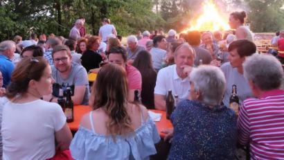 Bild: ohr
Im Schein des Johannisfeuers verbrachten die Besucher einen gemütlichen Abend.