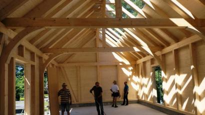 Bild: do
Das Richtbäumchen ist schon aufgestellt. Dorfbewohner und Hirthausfreunde packen kräftig an, um mit Handwerkern der Zimmerei Wiesnet die Holzelemente für die 12 mal 6,50 Meter große Gemeinschaftshalle in Münchsreuth zu errichten.