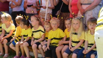 Bild: dob
Auf einem Bauernhof ist allerhand geboten. Auf Augenhöhe mit Kuh & Co. waren die Mädchen und Buben der Kindertagesstätte Don Bosco bei ihrem Auftritt am Pfarrfestsonntag.