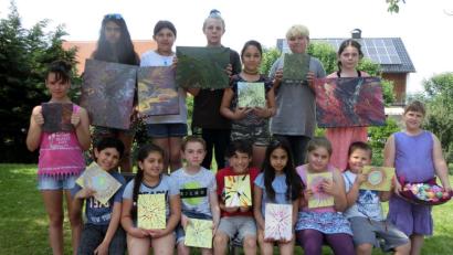 Bild: exb
Gießen von Acrylfarben oder Einsatz einer Schleudermaschine: Mit ungewöhnlichen Techniken schaffen die Schüler der Offenen Ganztagsschule am Sonderpädagogischen Förderzentrum ebenso ungewöhnliche Kunstwerke.