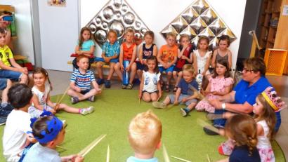 Bild: fjo
Spaß und Frohsinn kommen bei den gewählten Musiktiteln nicht zu kurz, die Musiklehrerin Kornelia Kraus (rechts) mit dem Nachwuchs im Kindergarten präsentiert.