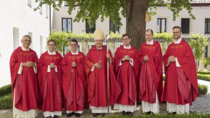 Bild: altrofoto.de
Bischof Rudolf Voderholzer (Mitte) mit den neuen Priestern.